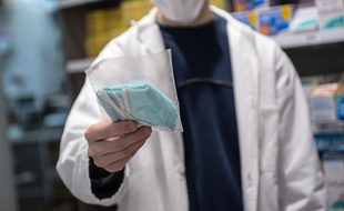 Un masque de protection en tissu lavable proposé par un pharmacien de Mantes-la-Jolie, dans les Yvelines.