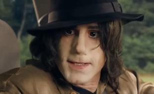 Joseph Fiennes en Michael Jackson dans un épisode de «Urban Myths» qui ne sera finalement pas diffusé.