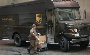 Illustration - Un employé d'UPS lors d'une livraison, à Chicago (Etats-Unis), le 26 décembre 2013