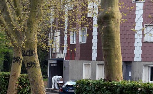 La police scientifique au pied de l'immeuble de Grigny (Essonne) où une femme a été tuée le 5 avril 2012.