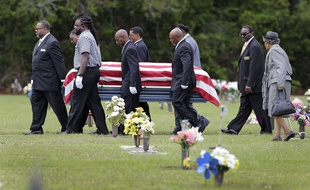 Les funérailles de Walter Scott se sont déroulées à Summerville, le 11 avril 2015, à une trentaine de kilomètres de North Charleston où l'homme de 50 ans, a été touché par cinq balles tirées par Michael Slager, 33 ans, à la suite d'une empoignade.