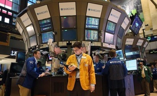 La Bourse de New York évoluait en hausse jeudi après l'ouverture, encouragée par une saison des résultats trimestriels jugée satisfaisante aux Etats-Unis alors que la crise de la dette en Europe semble marquer le pas: le Dow Jones gagnait 0,25% et le Nasdaq 0,80%.