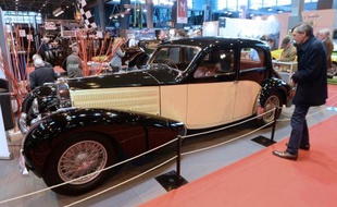 Des visiteurs admirent des vieilles voitures au salon Rétromobile, Porte de Versailles, près de Paris, le 5 février 2014