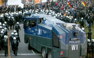 Des forces de police se positionnent pendant la manifestation du mouvement Pegida à Cologne, le 9 janvier 2016