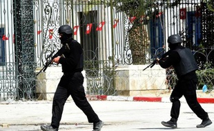 Des forces de sécurité tunisiennes près du musée du Bardo à Tunis le 18 mars 2015
