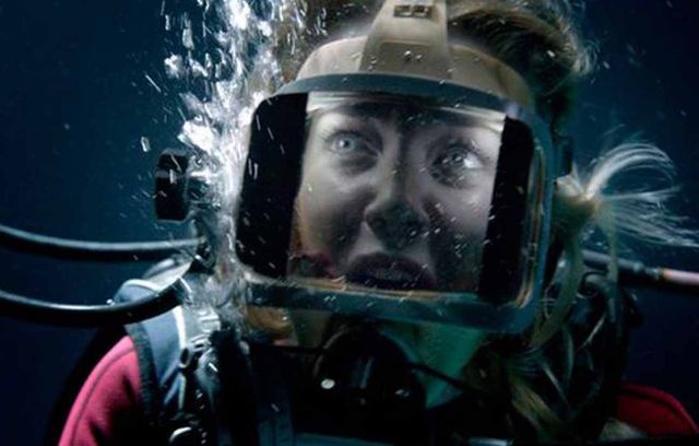 « 47 Meters Down » était LA bonne surprise de 2017 sur la planète requins. Avec un pitch de départ bête comme chou, mais terriblement efficace : deux sœurs vont observer les squales au large du Mexique. Mais le câble qui retient la cage dans laquelle elles ont pris place cède, et les voilà bloquées à 47 mètres de fond entourées de bêtes affamées. Et l’oxygène commence à manquer…