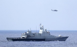 Un navire de la marine malaisienne et un hélicoptère américain dans le golfe de Thaïlande, le 12 mars 2014