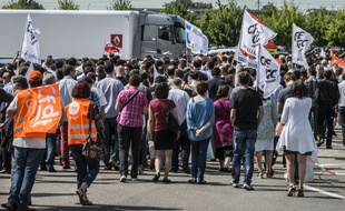 Le 11 mai 2015. Des centaines de salariés de Renault Trucks se sont réunis ce lundi matin sur le site de Renault Trucks, à Saint-Priest, où se tenait le premier CEE consacré au plan social. AFP PHOTO / JEAN-PHILIPPE KSIAZEK