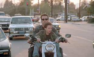 Arnold Schwarzenegger et Edward Furlong dans Terminator 2: le jugement dernier 3D de James Cameron