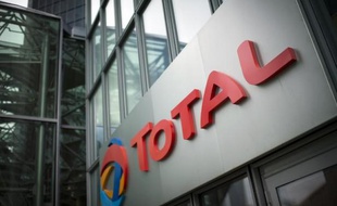 Le logo de Total au siège de la compagnie pétrolière, le 21 octobre 2014 à La Défense, près de Paris
