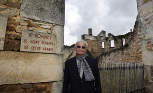 A 86 ans, Robert Hébras, l'un des deux derniers survivants du massacre d'Oradour-sur-Glane (Haute-Vienne), incarne la mémoire vivante des 642 victimes tuées le 10 juin 1944 par des SS, afin "qu'on ne les oublie pas".