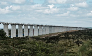 Les piliers appelés à soutenir la future voie ferrée sont déjà construits à Nairobi.