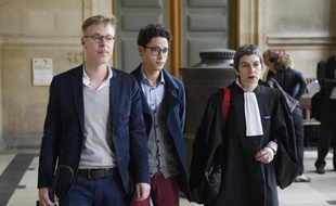 Wilfred de Bruijn (g) et Olivier Couderc (c), victimes d'une agression homophobe en 2013, arrivent au tribunal de Paris pour la procès de leurs agresseurs, le 6 mai 2014
