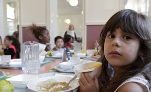 Lille, le 19 septembre 2016. Des enfants magent a la cantine scolaire de l'ecole Viala Voltaire.