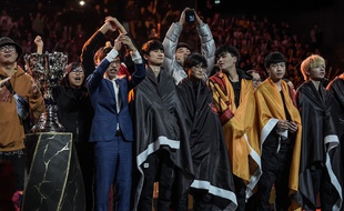 L'équipe chinoise FPX célèbre sa victoire à la finale des mondiaux de League of Legends.