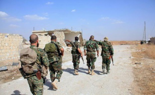 Des soldats syriens près de l'aéroport militaire de Kweyris, dans la province d'Alep, le 16 octobre 2015