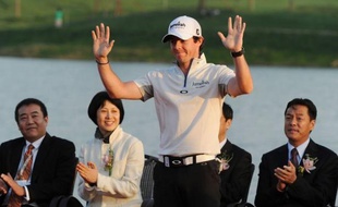 Le Nord-Irlandais Rory McIlroy a reçu un chèque de deux millions de dollars pour sa victoire à l'Open de Shanghai de golf et va fêter son succès avec sa petite amie, la Danoise Caroline Wozniacki, N.1 mondiale de tennis, attendue en Chine dimanche.