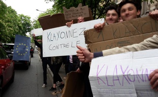 Les lycéens de Buffon (15e) ont invité ce mardi les automobilistes à klaxonner pour dire non au FN