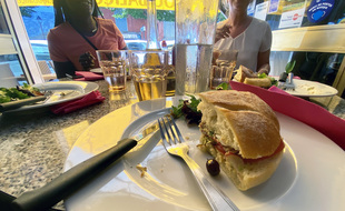 Le pan-bagnat, spécialité niçoise à découvrir en balade gastronomique pour mieux connaître la ville