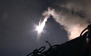 Capture d'écran d'une vidéo fournie par le ministère de la Défense, d'un tir de missile depuis la mer Caspienne contre une cible de l'EI en Syrie d'une frappe russe contre une cible de l'EI le 7 octobre 2015