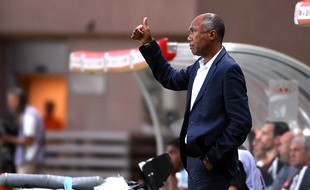 Le coach Antoine Kombouaré réalise d'excellents débuts avec l'En Avant de Guingamp.