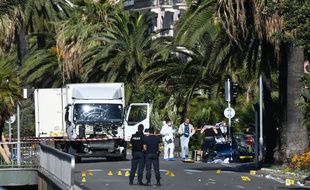 Des enquêteurs autour du camion le 15 juillet 2016 à Nice au lendemain de l'attentat