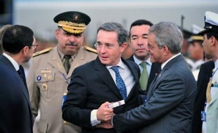 Jeudi à Saint-Domingue, M. Uribe, avant un entretien avec le président dominicain Leonel Fernandez, a déclaré ironiquement à la presse: "Donnez-moi une chance de me confesser auprès du président Fernandez".