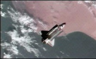 Plus tôt mardi, la Nasa avait décidé de reporter de 24 heures à jeudi, le retour d'Atlantis pour vérifier que cet objet ne soit pas une pièce vitale de la navette telle une tuile thermique ou un débris qui aurait pu heurter et endommager l'orbiteur.