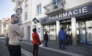 Une file d'attente devant une pharmacie à Strasbourg, le 16 mars 2020.