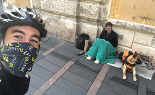 Une livraison du mouvement #PeurEux dans une rue de Toulouse.