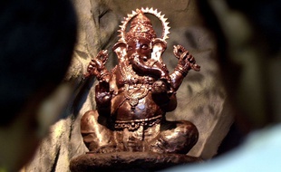Une statue de la divinité hindou Ganesh faite avec 50 kilos de chocolat pour le festival Ganesh Chaturthi à Bombay