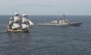 L'USS-Mitscher, destroyer américain de la classe Arleigh Burke, accueille en juin 2015 l'Hermione aux environs du lieu où s'est déroulée la bataille décisive Battle of Virginia Capes, au large de la Baie de Cheaspeake, sur la côte est des Etats-Unis
