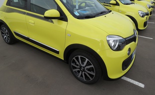 Noir, bleu, jaune ou rouge : Renault invite les femmes à choisir un vernis à ongles assorti à la couleur de la voiture.