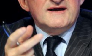 Pour son PDG, Daniel Bouton, la Générale n'est pas une "cible", et celui qui voudra la racheter devra de toute façon "payer le prix fort", car elle a pris soin, après l'OPA manquée de la BNP en 1999, de verrouiller son capital.