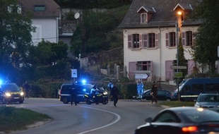 Des véhicules de police lors de la première reconstitution du meurtre, le 24 septembre 2018.