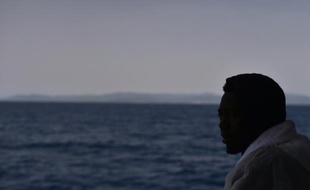 Un migrant secouru sur un bateau de sauvetage faisant route vers le port italien de Cagliari, le 26 mai 2016