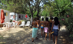 Dans la région Nouvelle-Aquitaine, la saison s'étend de plus en plus au printemps et à septembre, notamment en raison de logements en dur, type bungalows, dans les campings.