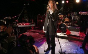 R.E.M, Patti Smith et Van Halen vont être intronisés au Rock and Roll Hall of Fame, qui pour la première fois cette année distinguera des artistes de hip-hop, Grandmaster Flash et les Furious Five, a annoncé l'organisation lundi.