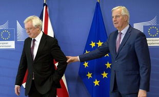 David Davis (gauche), négociateur du Brexit pour le Royaume-Uni, et Michel Barnier (droite), négociateur pour l'UE, lors d'une conférence de presse le 19 mars 2018.