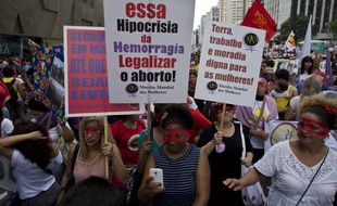 Près de trois mille personnes, des femmes pour la plupart, ont bloqué l'une des avenues du coeur financier de Sao Paulo, au Brésil, le 8 mars 2015, pour revendiquer un Etat laïc, la légalisation de l'avortement, la fin de la violence contre les femmes et l'égalité des salaires.