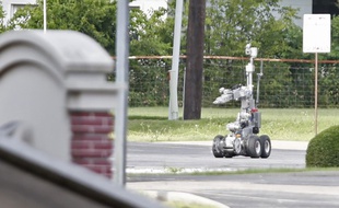 Hutchins (Texas, USA), le 13 juin 2015. La police déploie un robot pour inspecter une voiture suspectée de contenir des explosifs.