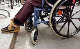Illustration: une personne handicapée sur un fauteuil roulant.