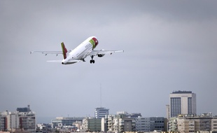 Un avion décolle de l'aéroport de Lisbonne, au Portugal.
