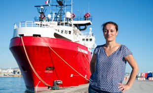 Sophie Beau, ici devant l'Ocean Viking, est la cofondatrice de SOS Méditerranée