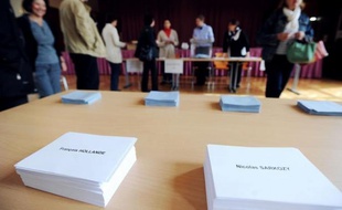 Le taux de participation atteignait 71,96% dimanche à 17H00 pour le second tour de la présidentielle française, en recul de trois points par rapport au 2e tour de 2007 à la même heure (75,11%).