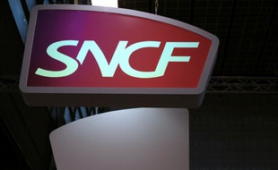 Le logo de l'opérateur de trains SNCF lors d'une exposition à Paris
