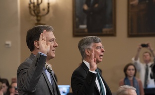 Les diplomates américains George Kent et Bill Taylor ont témoigné devant le Congrès dans la procédure d'impeachment visant Donald Trump, le 13 novembre 2019.