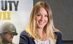 La comédienne Ludivine Sagnier prête sa voix au personnage de Rousseau dans le nouveau jeu Call of Duty WWII.