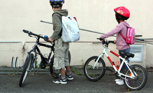 Photo d'illustration d'enfants à vélo.
