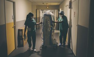 Deux soignantes déplacent un appareil de dialyse à l'hôpital Delafontaine à Saint-Denis.